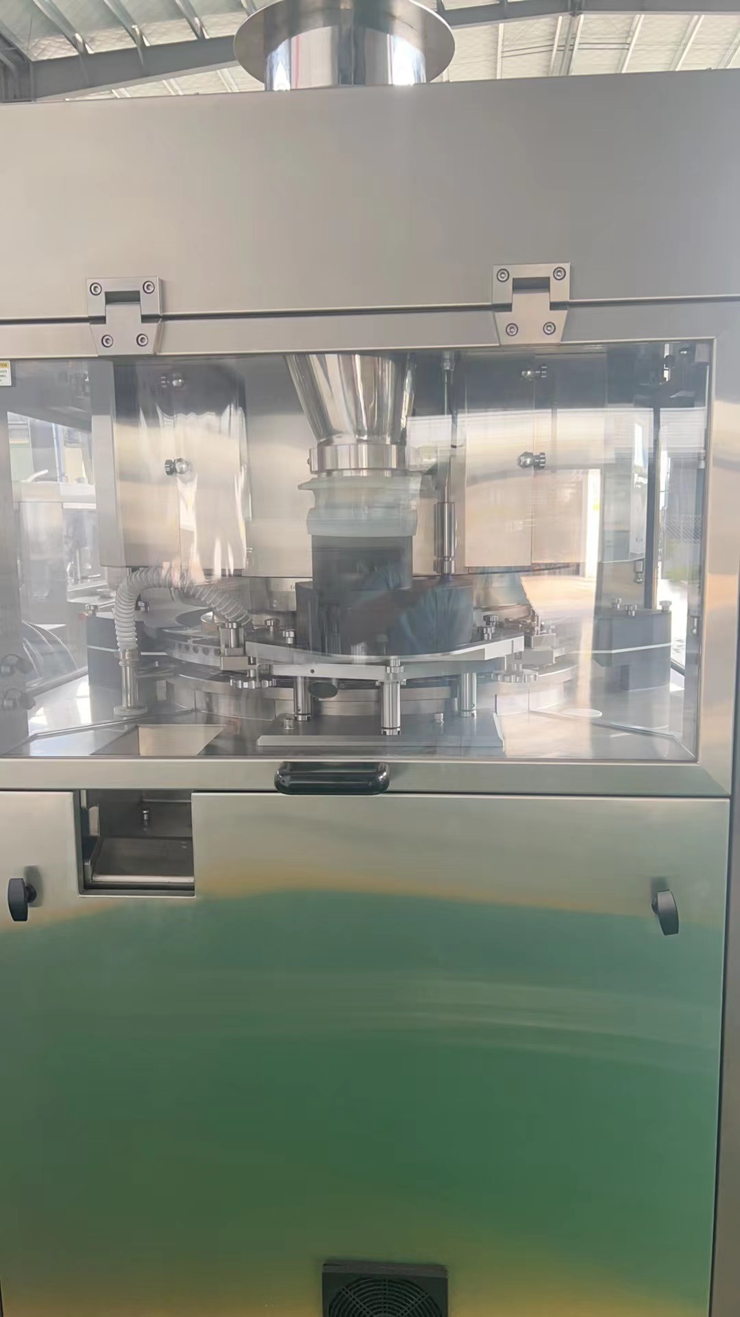 Pharmaceutical manufacturer's automatic high-speed tablet press