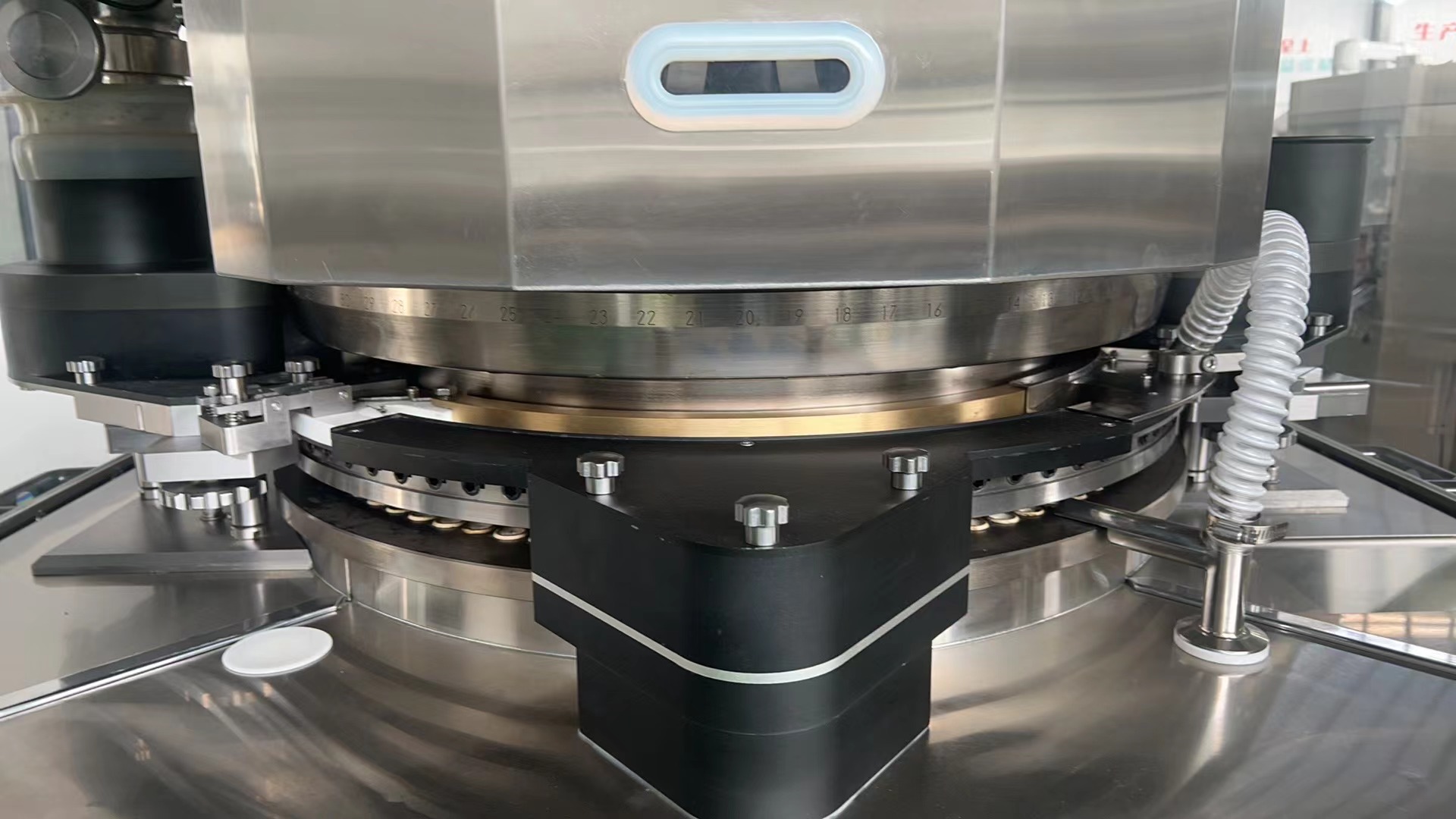 Pharmaceutical manufacturer's automatic high-speed tablet press